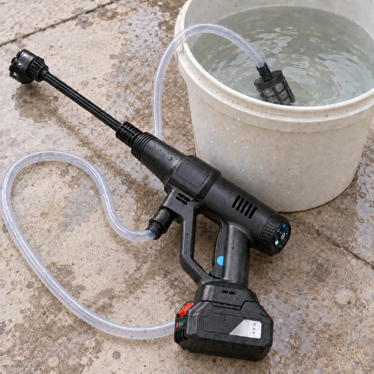 Hidrolimpiadora inalámbrica con manguera autocebante junto a un cubo de agua