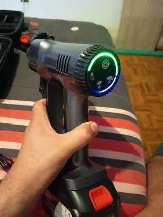 Hidrolimpiadora portátil encendida y sostenida con una mano