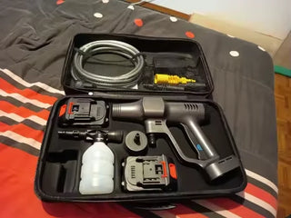Kit completo de hidrolimpiadora portátil organizado dentro del maletín