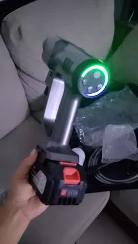 Hidrolimpiadora portátil encendida junto a su embalaje