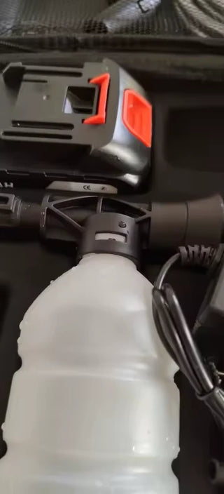 Detalle de la botella de espuma y los accesorios guardados en el maletín